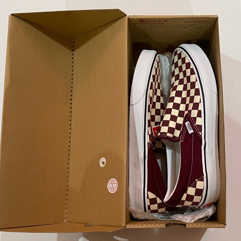 Maroon/burgundy checkered classic slip-on men’s VANS